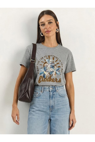 Shade Kadın Kabartma Çiçek Aplikeli Yazı Baskılı Basic T-shirt 7524 60283951 - Gri