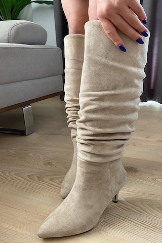 Preshley Kadın Tamara Krem Süet Körüklü Sivri Burun Çivi Topuk Çizme Krem Süet