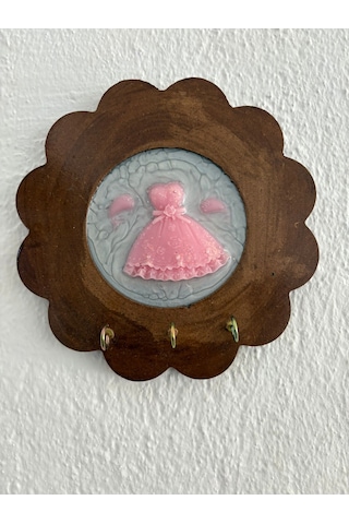 Pelince - Pembe Elbise Figürlü - Epoksi Ahşap Anahtar Askılığı Tek Ürün - Çap: 18 Cm Ahşap