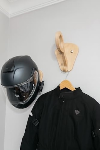Ahşap Motosiklet Kask Ve Mont Askısı, Duvar Tipi, Doğal Ahşap, Marin Kontrplak Acı Kahverengi