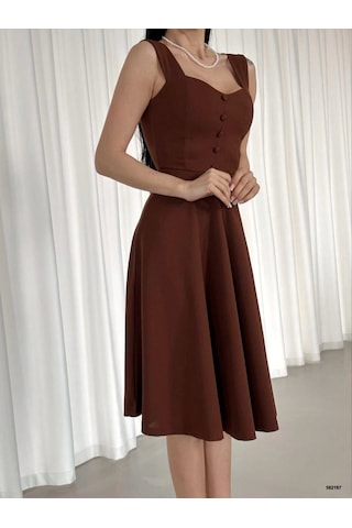 Kadın Krep Kumaş Askılı Kalp Yaka Düğme Detay Midi Boy Elbise Kahve