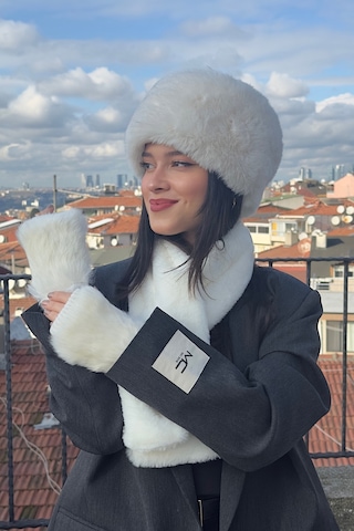 Mollycrush Peluş Kalpak Atkı Eldiven 3'lü Set Kadın Kışlık Beyaz Suni Kürklü 3'lü Takım Beyaz