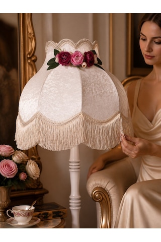 Beyaz Kadife Çiçek Dekorlu Başlık Ahşap Doğal Beyaz Ayaklı Klasik Model Lambader 175x40cm