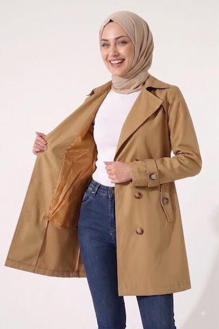 B.he.z Kadın Degaje Yaka Yarım Boy Tesettür Astarlı Kemerli Su İtici Kumaş Trençkot Camel