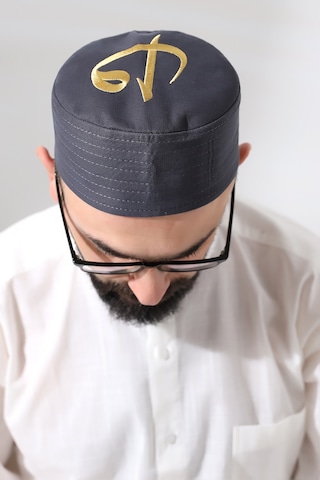 Gri Kapitone Elif Vav Nakışlı Kalıp Namaz Takkesi Gri