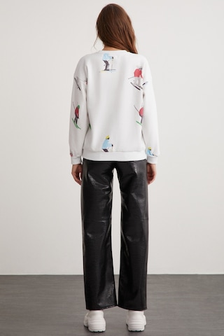 Ethıquet Cloudy Kadın İçi Polarlı Yumuşacık Yuvarlak Yaka Rahat Kesim Baskılı Beyaz Sweatshirt