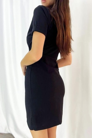 Emirela Zincir Detaylı Krep Elbise-siyah