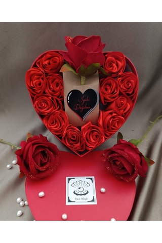 İnci Mode İyiki Doğdun 12+1 Çiçekli Kalpli Kutu Hediyelik Çiçek Kutusu Kırmızı Doğumgünü Hediyesi