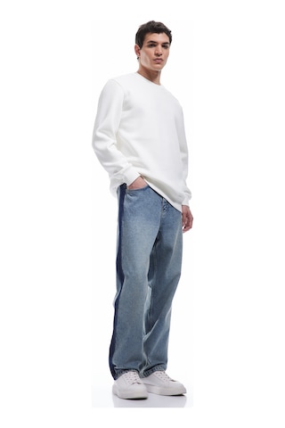 Koton Pamuklu Uzun Kollu Şardonlu Bisiklet Yaka Erkek Basic Sweatshirt Beyaz 7wam70002mk