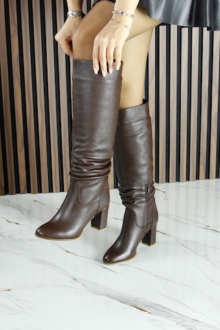 Erkan Saçmacı Kahverengi Hakiki Dana Derisi Büzgülü Fermuarlı Yuvarlak Burun Kalın Topuklu Çizme Kahverengi