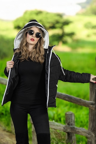 Barbora Kısa Kapüşonlu Kışlık Şişme Mont Siyah