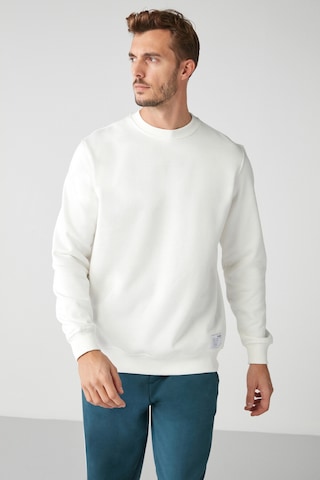 Travis Erkek Yumuşacık Kumaşlı Regular Fit Yuvarlak Yakalı Beyaz Sweatshirt