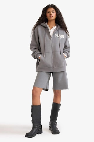Defacto Normal Bel Kısa Paça Gabardin Bermuda Şort D0965AX24SMGR449 Gri