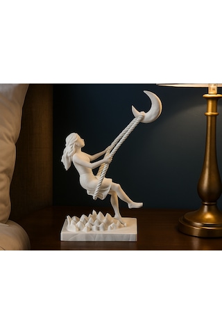 Ay'a Salıncak Heykeli Rüya Gibi Bir Sanat Eseri Dekoratif Biblo
