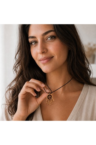 Spiral Hamsa Eli Ahşap Kolye 44x30 Mm - Siyah İpli Bohem Unisex 01 - Ekru