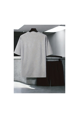 Uyguntarz Unisex Papatya Kelebek Tasarım Basklı Tshirt Şort Takımı Gri