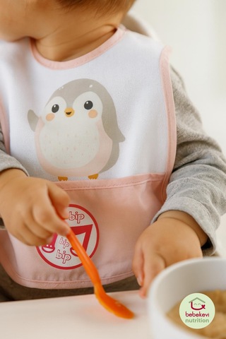 Düdüklü Cepli Sıvama Mama Önlüğü - Minik Penguen Pembe Bebek Önlüğü Koyu Pembe