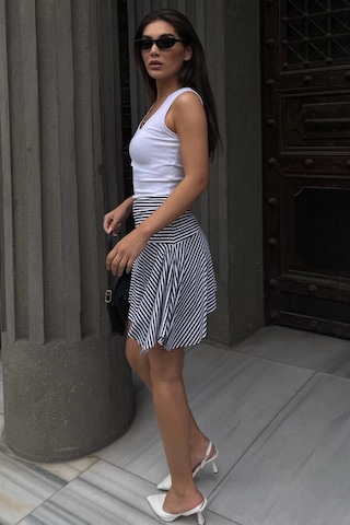 Madmext Siyah Çizgili Asimetrik Çizgili Etek Mg2698