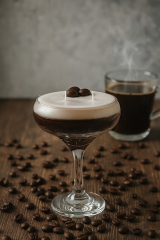 Kahveli Mum Martini Bardağında Kahveli Martini