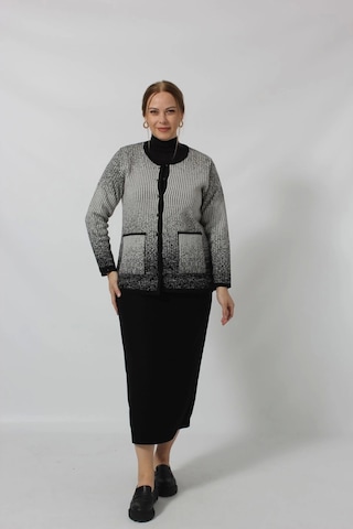 Moda Berray Y0663 Kadın Siyah-krem Kareli Desenli Düğmeli Cepli Mevsimlik Anne Hırkası Siyah-beyaz Siyah - Beyaz