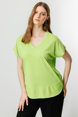 On Kadın Büyük Beden V Yaka Parçalı T-shirt 71476 Fıstık Yeşili