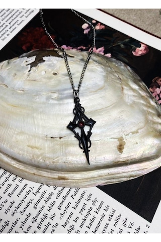 Siyah Renk Kırmızı Mineli Detaylı Haç Figürü Gotik Kolye Çok REnkli