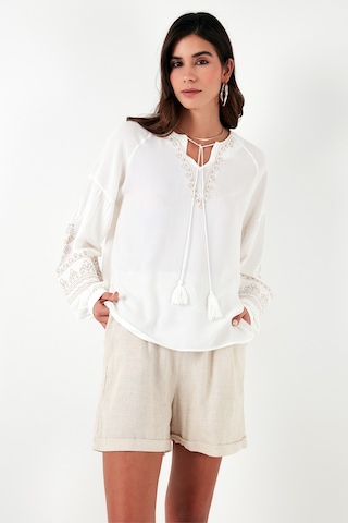 Lela Yakası Bağlamalı Kolları Nakışlı V Yaka Regular Fit Bayan Bluz 611Bz0368 Ekru