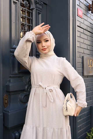 Kadın Kahve Küçük Kareli Kat Kat Kuşaklı Uzun Gofre Kumaş Tesettür Elbise 0220 Kahve