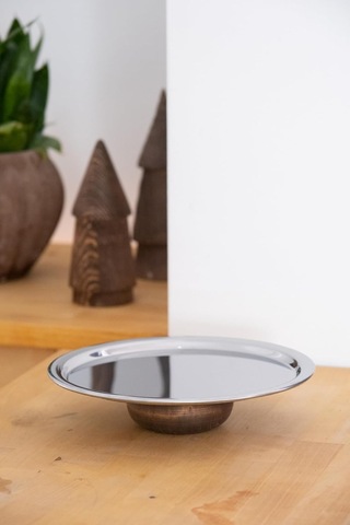 Şık 23 Cm Yuvarlak Ahşap Ayaklı Çelik Sunum Tepsisi 15cm