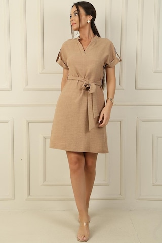 By Saygı Beli Kuşaklı Keten Elbise-38326 - Camel