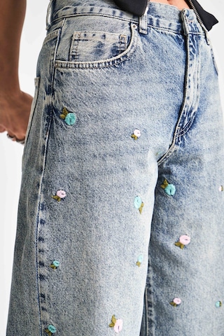 it's basic Kadın Kot Rengi 4s5-65 Çiçek Nakışlı Loose Fit Orta Bel %100 Koton Denim Jean Mavi