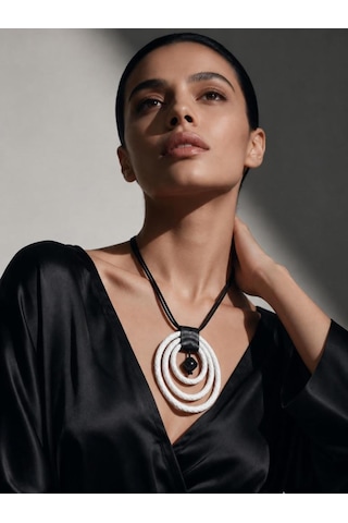 Üçlü Beyaz Halka Tasarım Örgü Deri Kadın Kolye - Modern Boho Uzun İpli Madalyon Kolye
