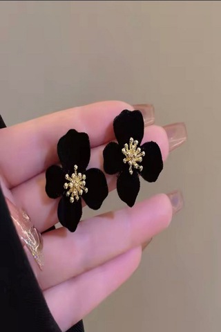 Kadın Küpe Özel Seri İthal Kadife Dokulu Tomurcuklu Çiçek Küpe Siyah