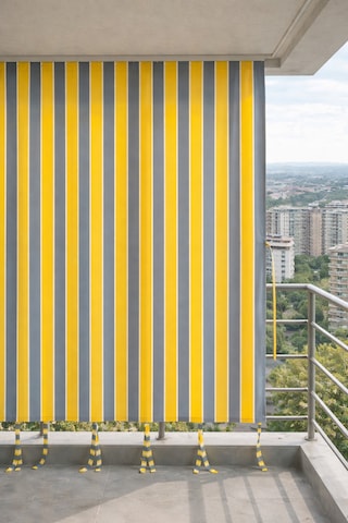 Sarı-gri Balkon Perdesi Kornişli Bağcıklı Su Geçirmez Dış Mekan Dayanıklı Modern Balkon Brandası