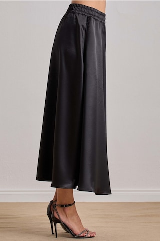 Bilekte Boy Siyah Saten Etek Siyah