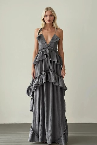 Fashion Cocktail İp Bağlama Askılı Fırfırlı Hacimli Dalgalı Hareketli Yırtmaçsız Maxi Uzun Yazlık Sahil Tatil Elbise Gri