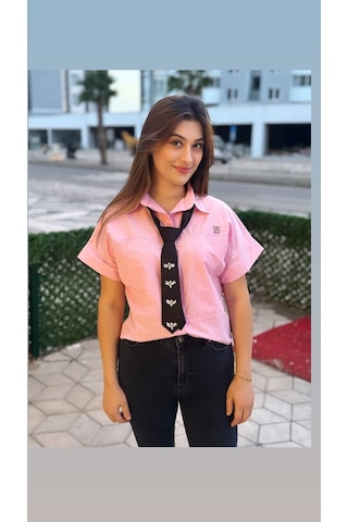 Taş Arma Detaylı Pembe Crop Casual Chic Pembe