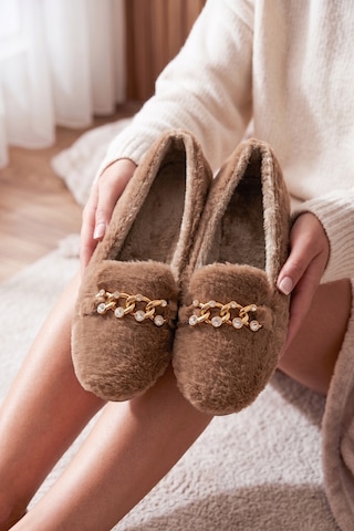 Nmoda Kadın Peluş Panduf Gold Zincir Taşlı Aksesuarlı Kapalı Loafer Yumuşak Tabanlı Kışlık Rahat Babet Vizon