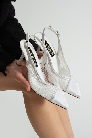 Dabab Shoes Laceora Kadın Beyaz Sivri Burun 7 Cm Topuklu Dantel Dokulu İnci Detaylı Slingback Abiye Ayakkabı