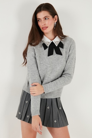 Lela Premium Regular Fit Gömlek Yaka Yumuşak Dokulu Fiyonk Detaylı Taşlı Bayan Kazak 680Kz00035 Gri