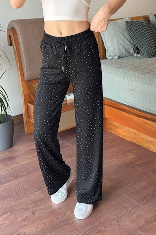 Pera Aksesuar Geniş Paça Siyah Beli Lastikli Taşlı Pantolon Siyah Siyah Pera Aksesuar Geniş Paça Siyah Beli Lastikli Taşlı Pantolon Siyah Siyah
