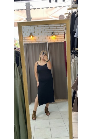 Tuba Toptaş Yırtmaçlı Gofre Elbise Siyah