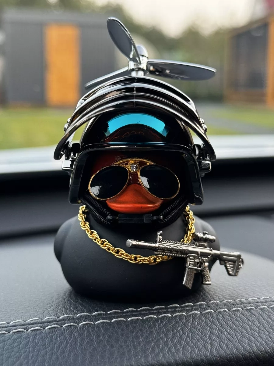 Stikerok Aracın İçinde Kasklı Ve Gözlükleri Olan Ördek 153253738