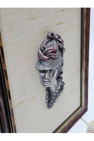 Les Etains Du Velay Şapkalı Kadın Adlı Zın Çerçeve 27x22x2cm
