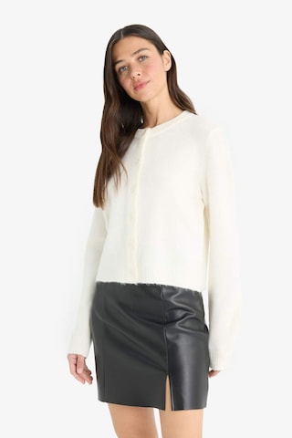 Defacto Regular Fit Bisiklet Yaka Basic Düz Düğmeli Soft Touch Yumuşak Triko Hırka E3654ax25wner105 Ekru