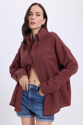 Tudors Kadın Oversize Geniş Kesim %100 Pamuk Müslin Kumaş Uzun Kollu Cepli Dokulu Kahverengi Gömlek-37928 Kahverengi