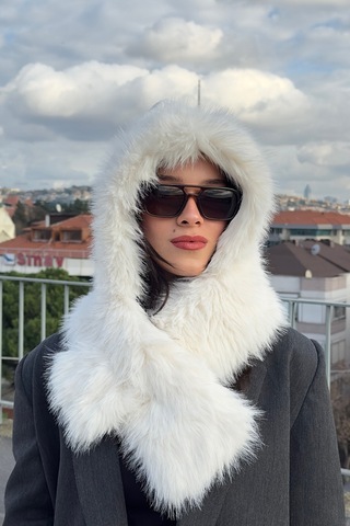 Mollycrush Peluş Boyun Bağlamalı Şapka Bere Suni Kürklü Beyaz Özel Tasarım Atkılı Kadın Şapkası Beyaz