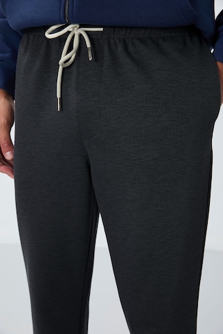 Tommy Life Koyu Gri Yüzeyi Dokulu Standart Fit Erkek Eşofman Alt - 82154