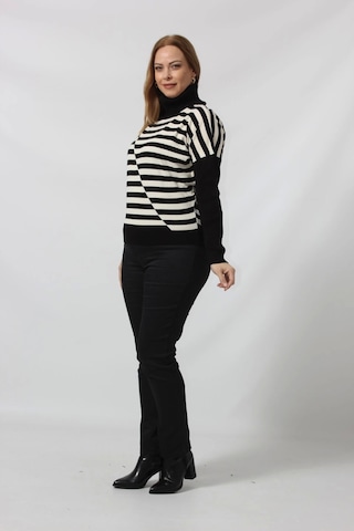 Asimetrik Çizgi Desenli Boğazlı Kazak Siyah-krem Çok Renkli