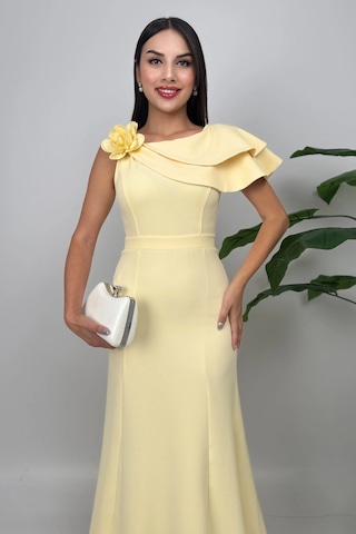 Delvira Drapeli Tek Omuz Çiçek Detaylı Uzun Sarı Abiye Elbise Sarı